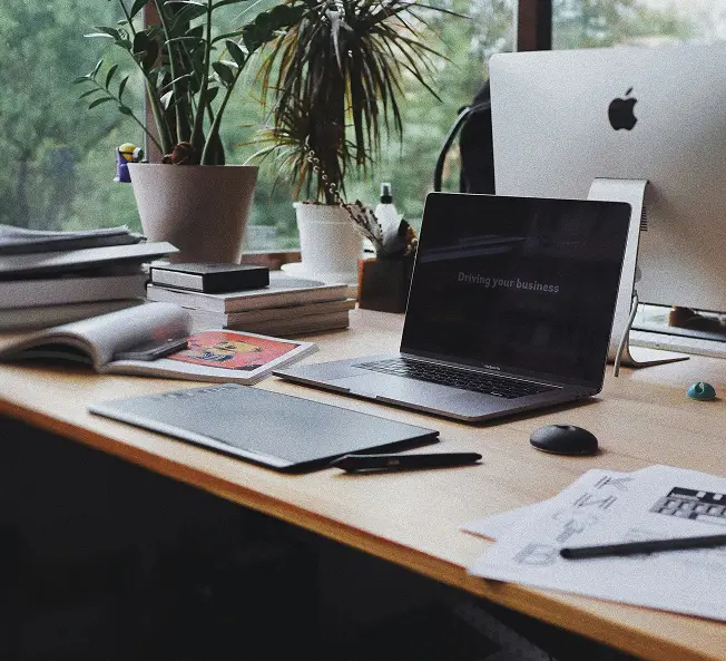 ordenador en oficina